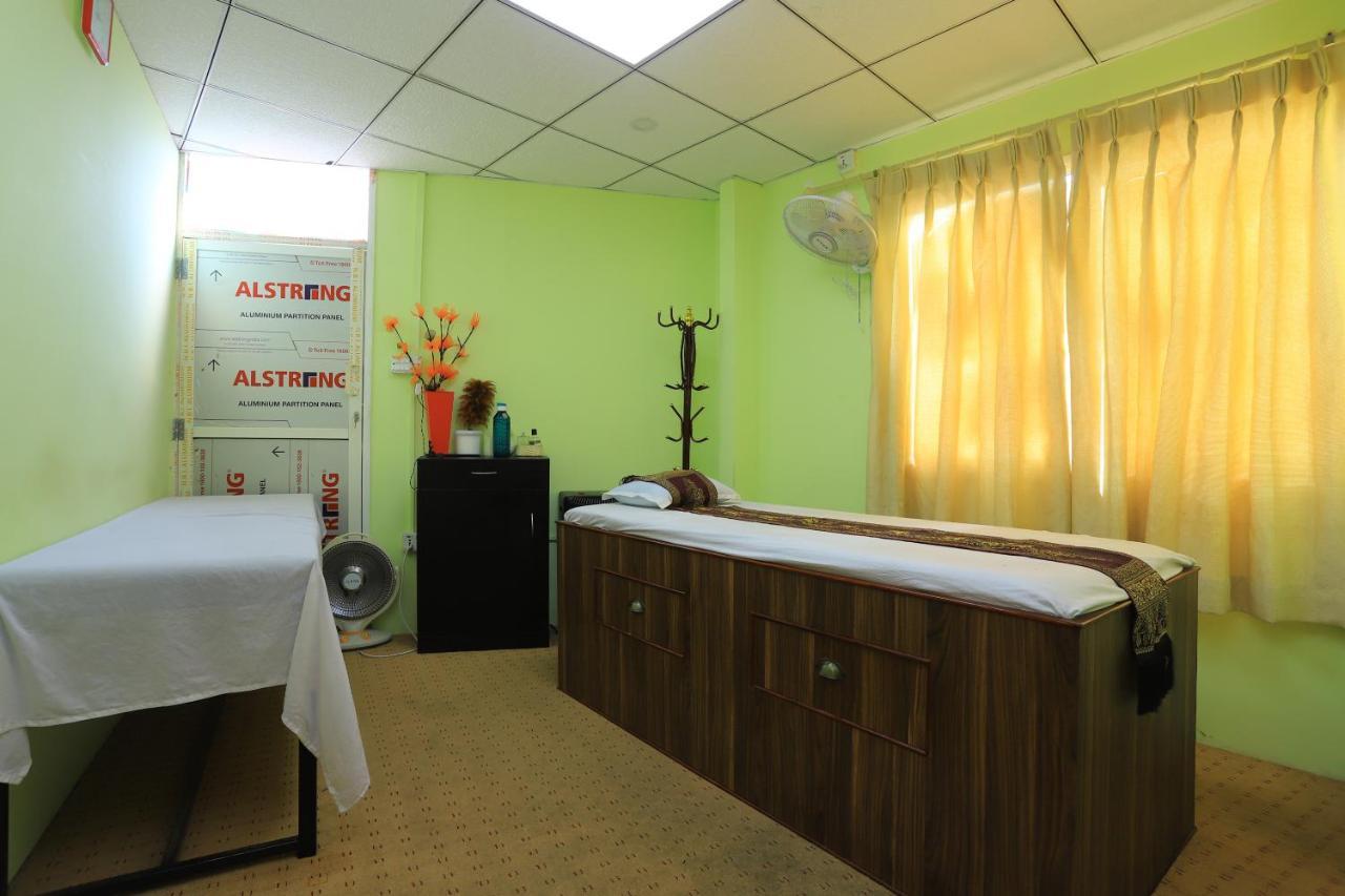 Oyo 591 Hotel Blue Moon Dharampur Zewnętrze zdjęcie